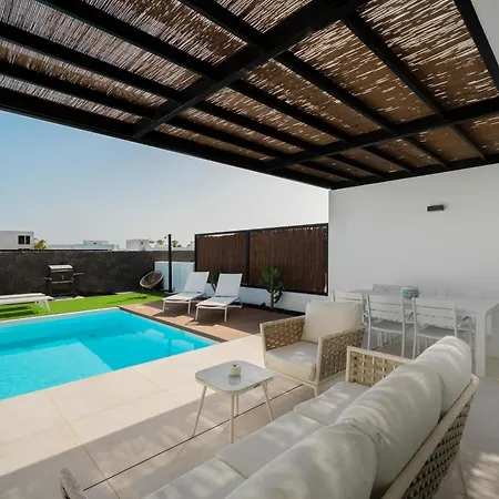 Desi Relaxing With Private Pool Playa Blanca (Lanzarote)