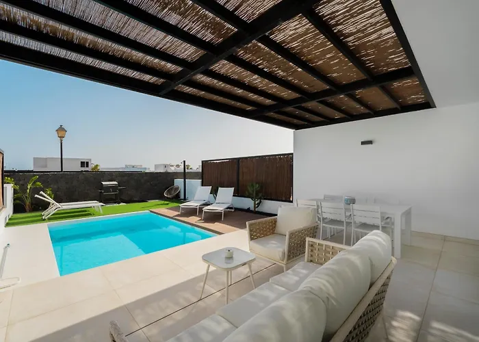 Desi Relaxing With Private Pool Playa Blanca (Lanzarote)